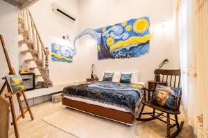 廊开Silsopa Hostel的卧室配有一张床,墙上挂有绘画作品