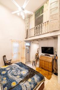 廊开Silsopa Hostel的一间卧室配有一张床和吊扇