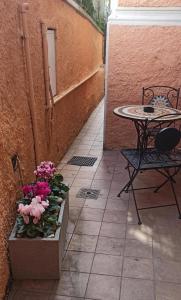 圣雷莫Camere Chicca的天井配有桌子和桌子,种有鲜花