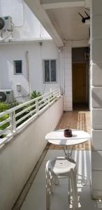 马尼拉Innsite Room Rentals的阳台上配有一张白色的桌子和两把椅子