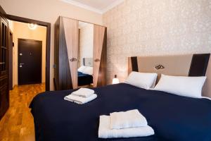 巴库Просторная квартира Баку的一间卧室配有一张大蓝色的床和毛巾
