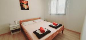 茨里克韦尼察Apartment Mare的一间卧室配有一张带两个枕头的床