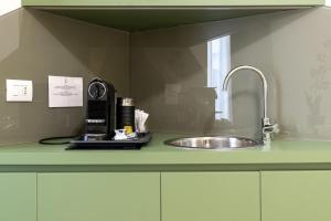 米兰Castello Guest House Milano的厨房柜台设有水槽和搅拌机