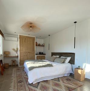 奥朗日Chambre carpediem的一间卧室设有一张大床和天花板