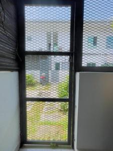 瓜拉雪兰戈Double Storey Sweet Home 12pax @ Puncak Alam的透过窗户可欣赏到建筑景色