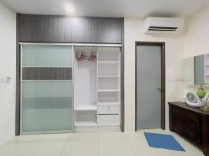 瓜拉雪兰戈Double Storey Sweet Home 12pax @ Puncak Alam的浴室设有步入式衣柜和玻璃门