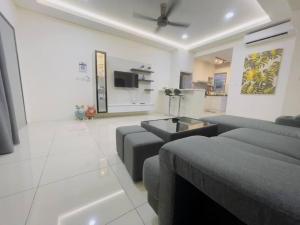 瓜拉雪兰戈Double Storey Sweet Home 12pax @ Puncak Alam的带沙发和电视的客厅