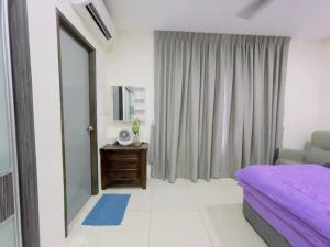 瓜拉雪兰戈Double Storey Sweet Home 12pax @ Puncak Alam的一间卧室配有一张紫色的床和镜子
