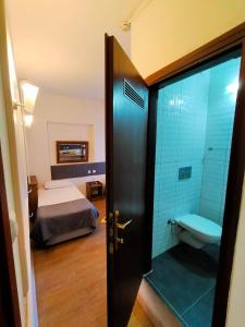 艾登Hotel Ünlü的通往卧室的门,卧室配有一张床和一个浴缸