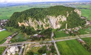 阿罗士打Chalet Purnama的树木覆盖的高山空中景色