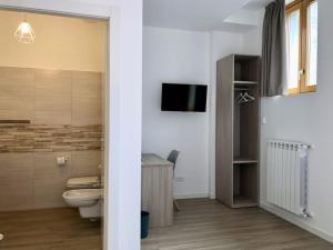 米兰RELSTAY - Amendola的一间带卫生间的浴室和墙上的电视
