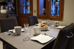 拉·科特·达梅奥博德卡酒店的桌椅和一碗食物