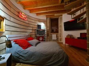 Beauregard-lʼÉvêqueTour de charme atypique的卧室配有一张床铺,位于带木墙的房间内