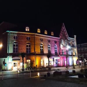 LübzZur Eldenburg的一座晚上有灯的建筑