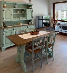 菲乌吉Belappart的厨房配有木桌、椅子和桌子。