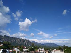 迪坡斯特兰Hospedaje Anayauhcalli的享有以山脉为背景的城市美景