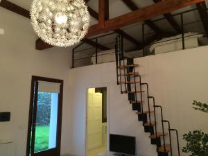 威尼斯丽都Holiday home Bianco Convento的客厅的吊灯,设有楼梯