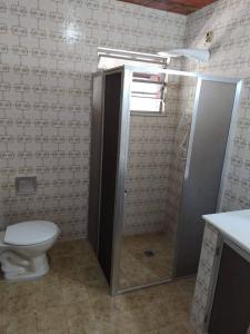 圣佩德罗-达阿尔德亚Casa pé na areia - 4m da praia!的一间带卫生间和淋浴间的浴室