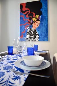 维也纳Apartman Favorita的一张带蓝白桌布的餐桌