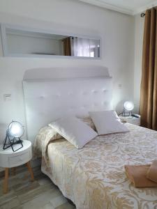 布迪皮拉格斯Albergue Piedad的一间卧室配有一张床和两张台灯。