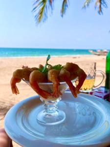 NianingMaison Couleur Passion的海滩上一块带虾的玻璃盘