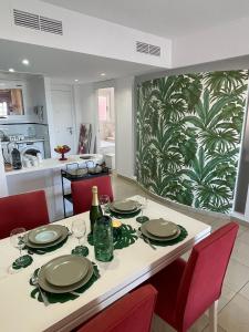 弗拉门卡海滩Casa Palmera - El Bosque - Playa Flamenca的一间带桌椅的用餐室和一间厨房
