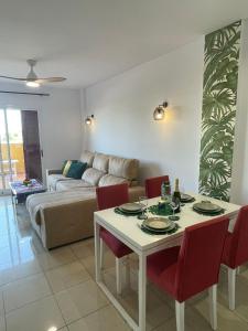 弗拉门卡海滩Casa Palmera - El Bosque - Playa Flamenca的客厅配有桌子和沙发