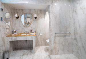 热姆诺La Magdeleine - Mathias Dandine的带淋浴、盥洗盆和镜子的浴室