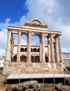 梅里达Apartamento Circo Romano- con vistas al Circo Petfriendly的建筑物前有柱子的建筑物