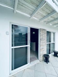 邦比尼亚斯Residencial Morro Macaco Apartamentos的天井上的开放式滑动玻璃门