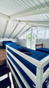 邦比尼亚斯Residencial Morro Macaco Apartamentos的一间设有蓝色和白色床铺的卧室
