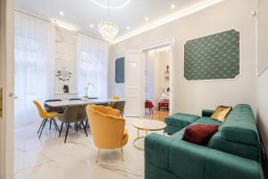 布达佩斯Premium Art Deco Apartment at Broadway // 4BDR & 3BR的客厅配有绿色沙发和桌子