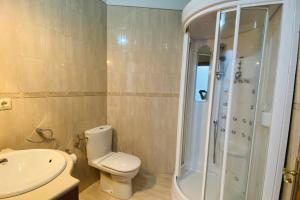 利亚内斯apartamentos lleguera 1的浴室配有卫生间、淋浴和盥洗盆。