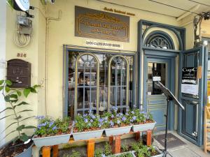 曼谷Central Old Town Cottage的前面有鲜花的商店