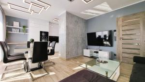 布达佩斯Diamond Luxury Apartment的客厅配有沙发和桌子