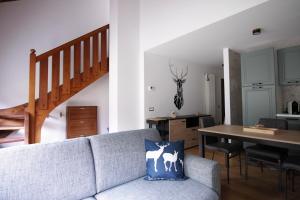 卡瓦莱塞IL CERVO - Dolomiti Affitti的客厅配有沙发和桌子