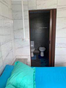 TiputaChez Guy , vue sur l'océan的一间带卫生间的浴室和一张位于客房内的床。