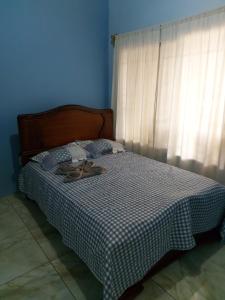 La CuestaCasa a sólo 5 minutos de Paso Canoas的蓝色卧室,床上有鞋