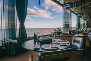 奥帕提亚Bevanda Hotel & Restaurant - Unique Adriatic的海景餐厅餐桌