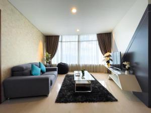 吉隆坡Vortex Suites KLCC by Nadia Guesthouse Kuala Lumpur的带沙发和电视的客厅