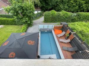特镇La Suite Diamant的游泳池顶部景,带遮阳伞