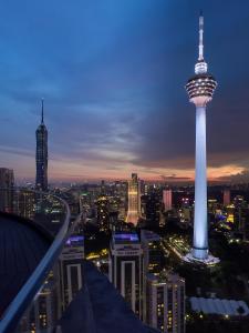 吉隆坡Vortex Suites KLCC by Nadia Guesthouse Kuala Lumpur的享有城市的夜间美景,配有太空针