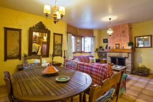 莫纳奇尔La Posada del Gato的客厅配有木桌和沙发