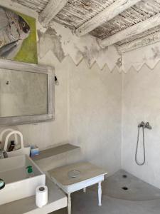 西迪考乌奇Suite BELDI, La Maison des paons的一间带水槽和卫生间的浴室