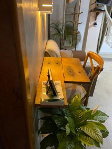 圣特雷莎Estância Shangri-La的一张木桌,上面有一本书和一支笔