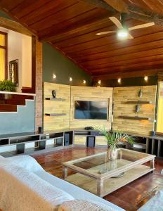 布希奥斯FERRADURA EXCLUSIVE SEaVIEW的客厅配有电视、沙发和桌子