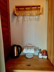 乌鲁比西Pousada Morada dos Sonhos的厨房柜台配有茶壶和茶壶