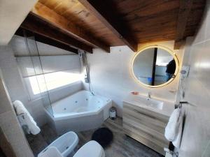 圣卡洛斯-德巴里洛切Las Victorias Suites Bariloche的浴室配有2个卫生间、浴缸和水槽