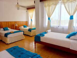 比亚米尔港Hotel Sula Sula的一间卧室设有两张床和窗户。