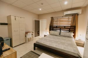 棕榈滩布巴里公寓的一间卧室配有一张大床和一张桌子
